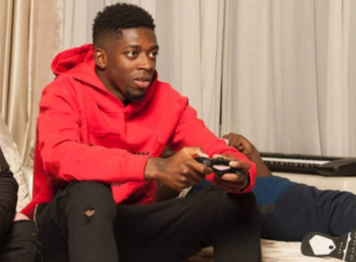 Dembélé es amante de los videojuegos: En ocasiones llega tarde por pasar mucho tiempo en las consolas.