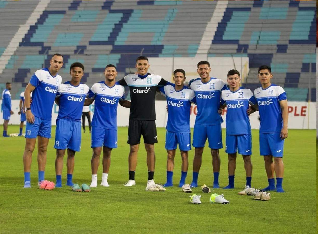 La Selección de Honduras contó con invitados sorpresas en el entrenamiento como Onan Rodríguez, Darlin Mencía, Roberto Osorto, Marco Tulio Aceituno y Cristian Cálix, entre otros.