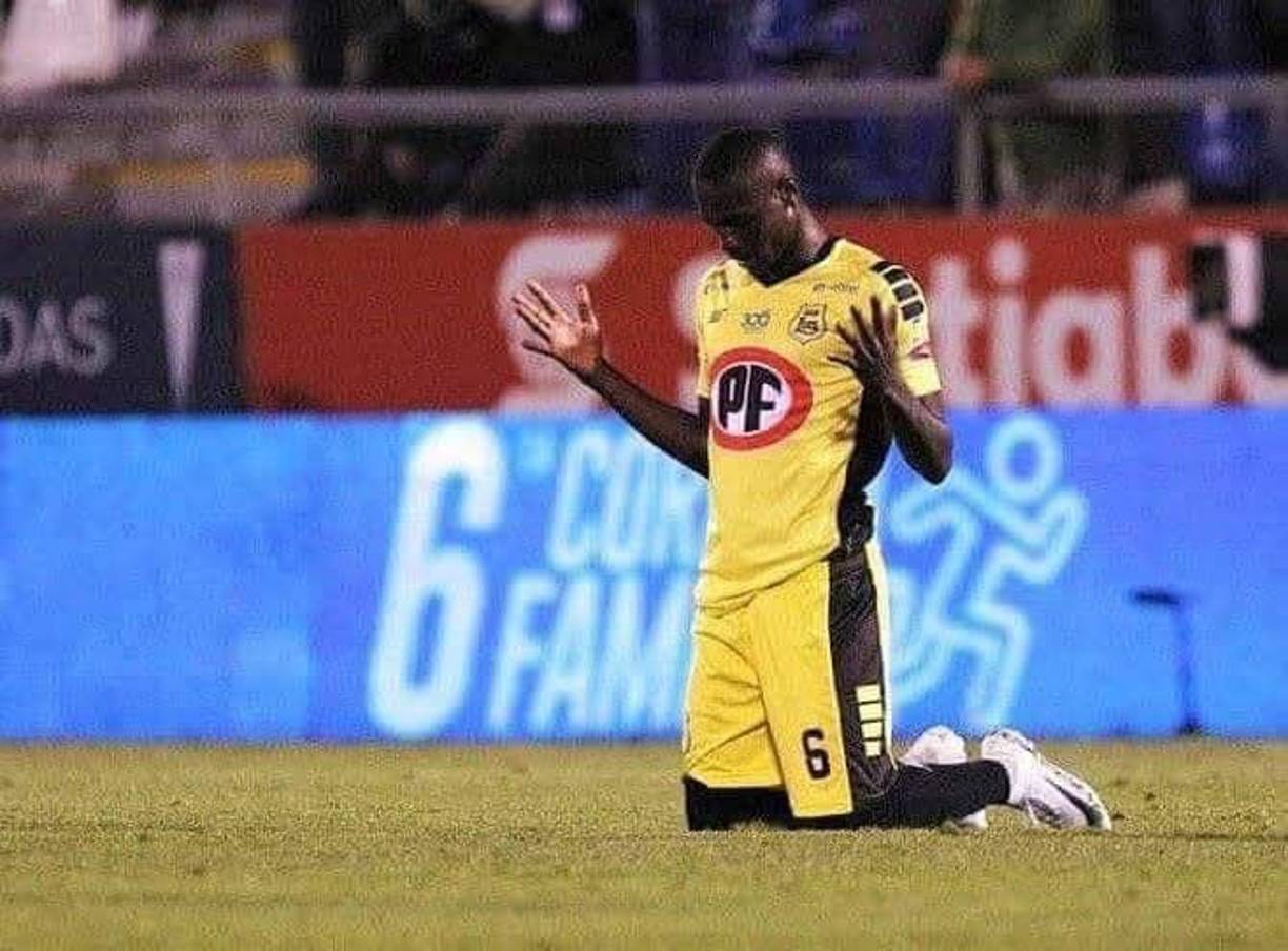 El delantero comenzó a jugar al fútbol a los nueve años en las filas del Sarmiento Lora. Luego fue parte de las divisiones inferiores de Atlético Huila, donde logró en un par de ocasiones ser citado en el primer equipo. Contra Ríonegro Águilas, le dieron la oportunidad de entrar a la cancha en el complemento, pero no pasaron ni 13 minutos y por una fuerte falta, fue expulsado.