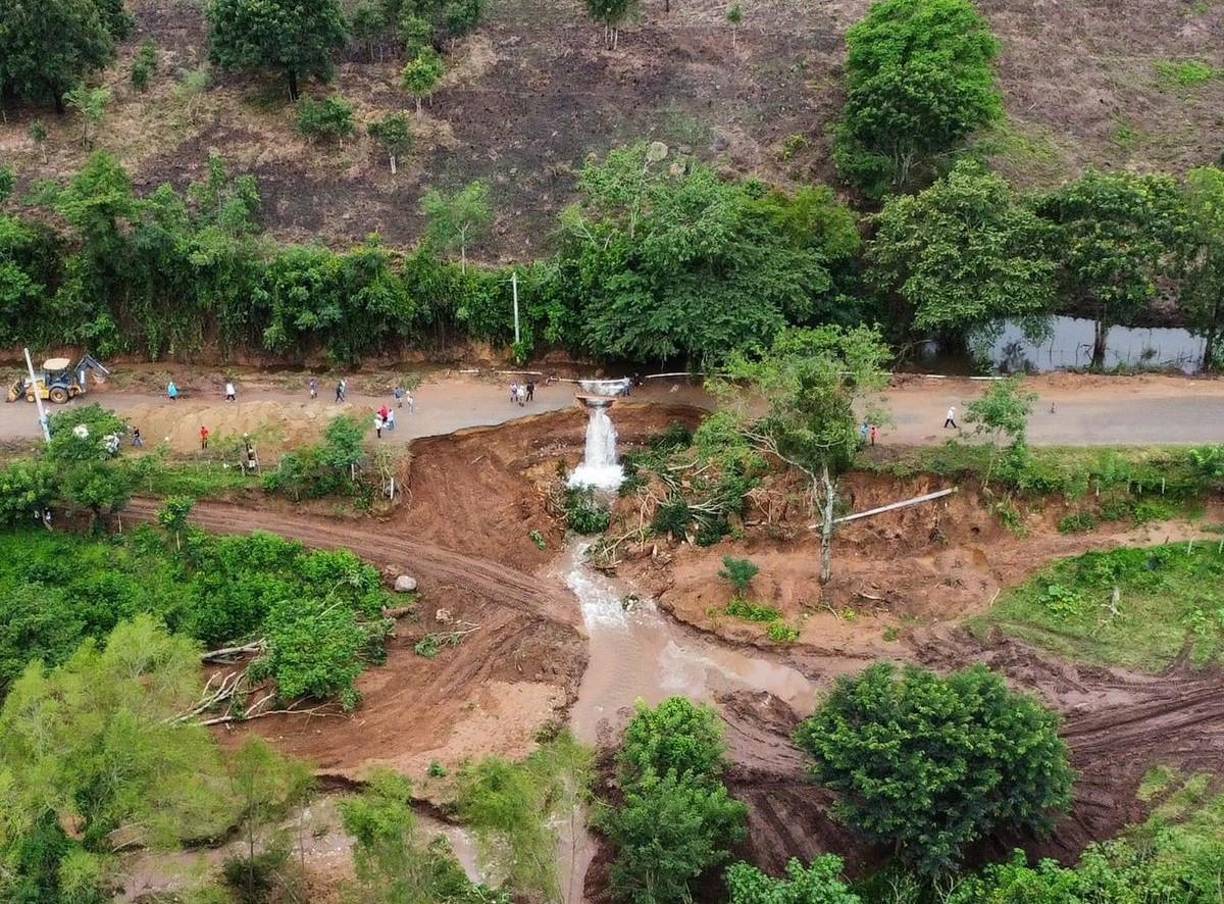 Esta falla en la RN23 se registró a la altura de la comunidad de San Simón, ubicada a unos 40 minutos de la ciudad de Yoro. 