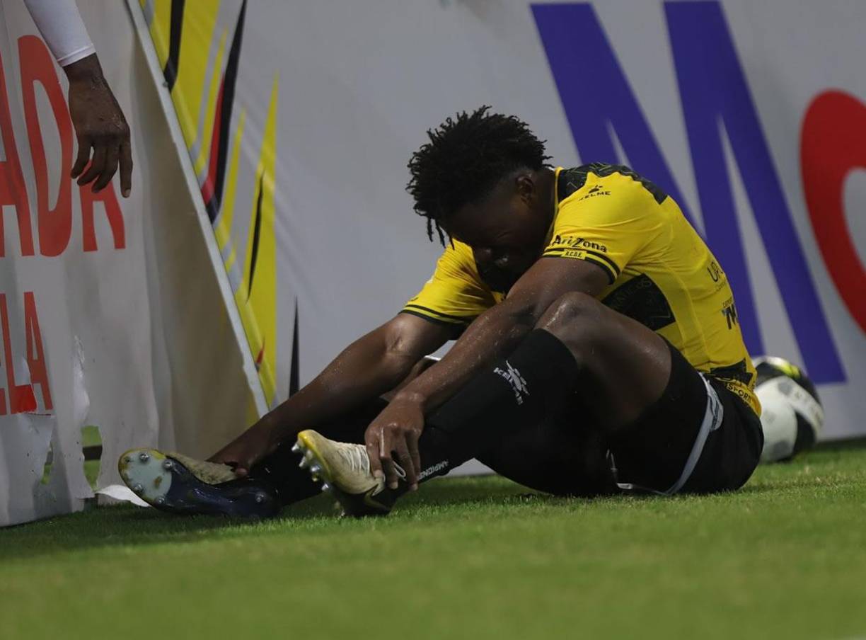 Franklin Flores se llevó un duro golpe tras impactar con una valla publicitaria.