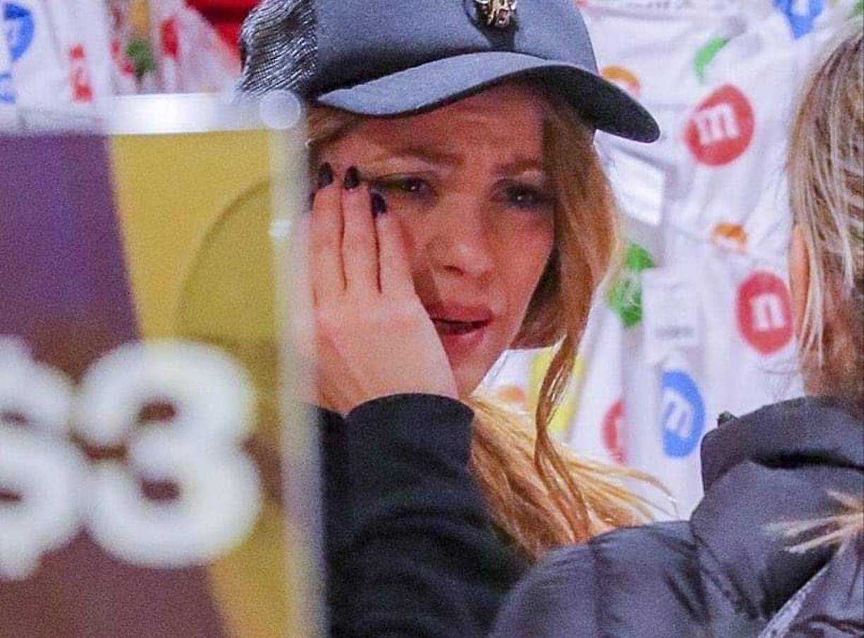 Esto solo fue un momento emotivo, porque más tarde la encontraron disfrutando con sus hijos un juego de hockey sobre hielo ya en Barcelona.