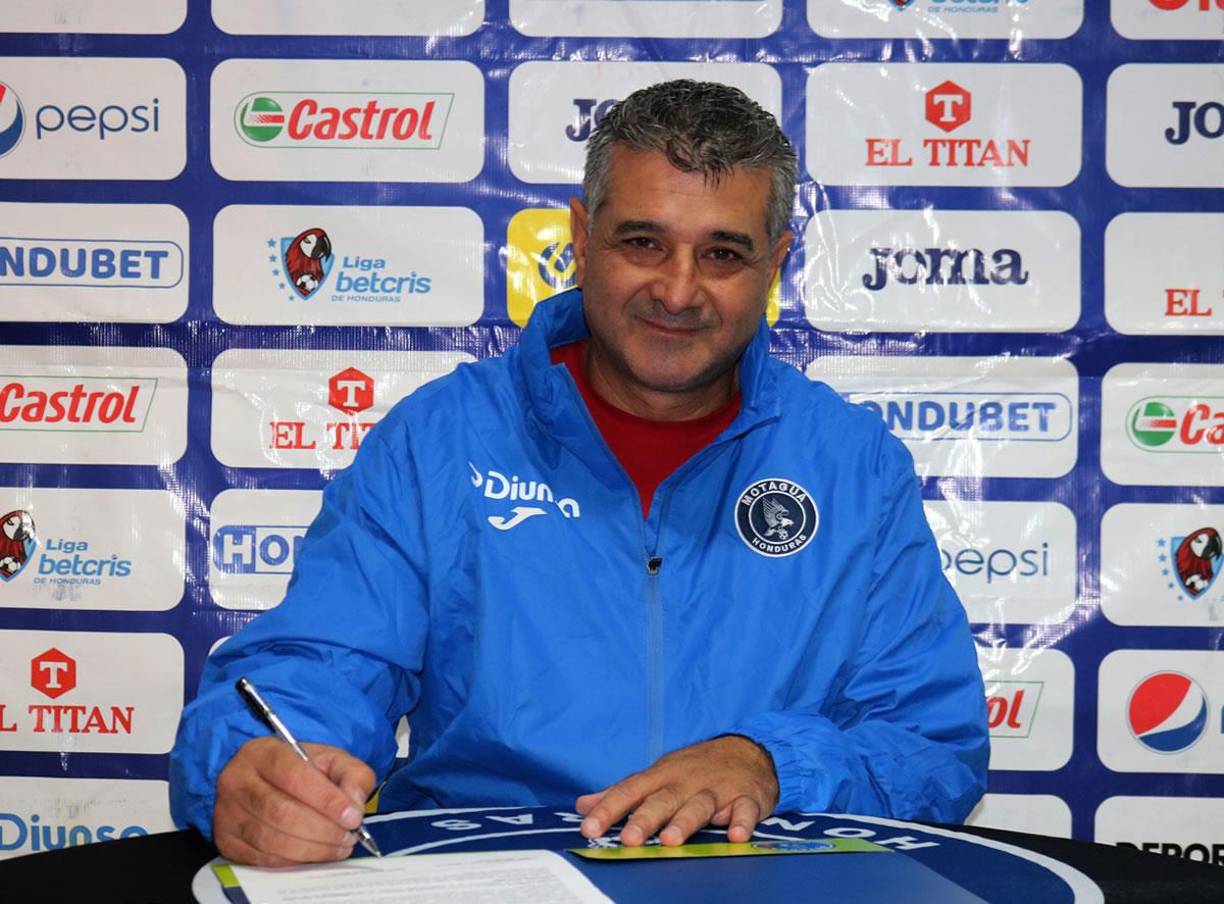 Diego Vázquez - El argentino ya firmó su contrato como nuevo entrenador del Motagua en reemplazo de César Vigevani. “Le di el sí porque es mi casa por todos los años que vivimos como jugador y entrenador, estoy con ilusión de hacer las cosas bien”, dijo.