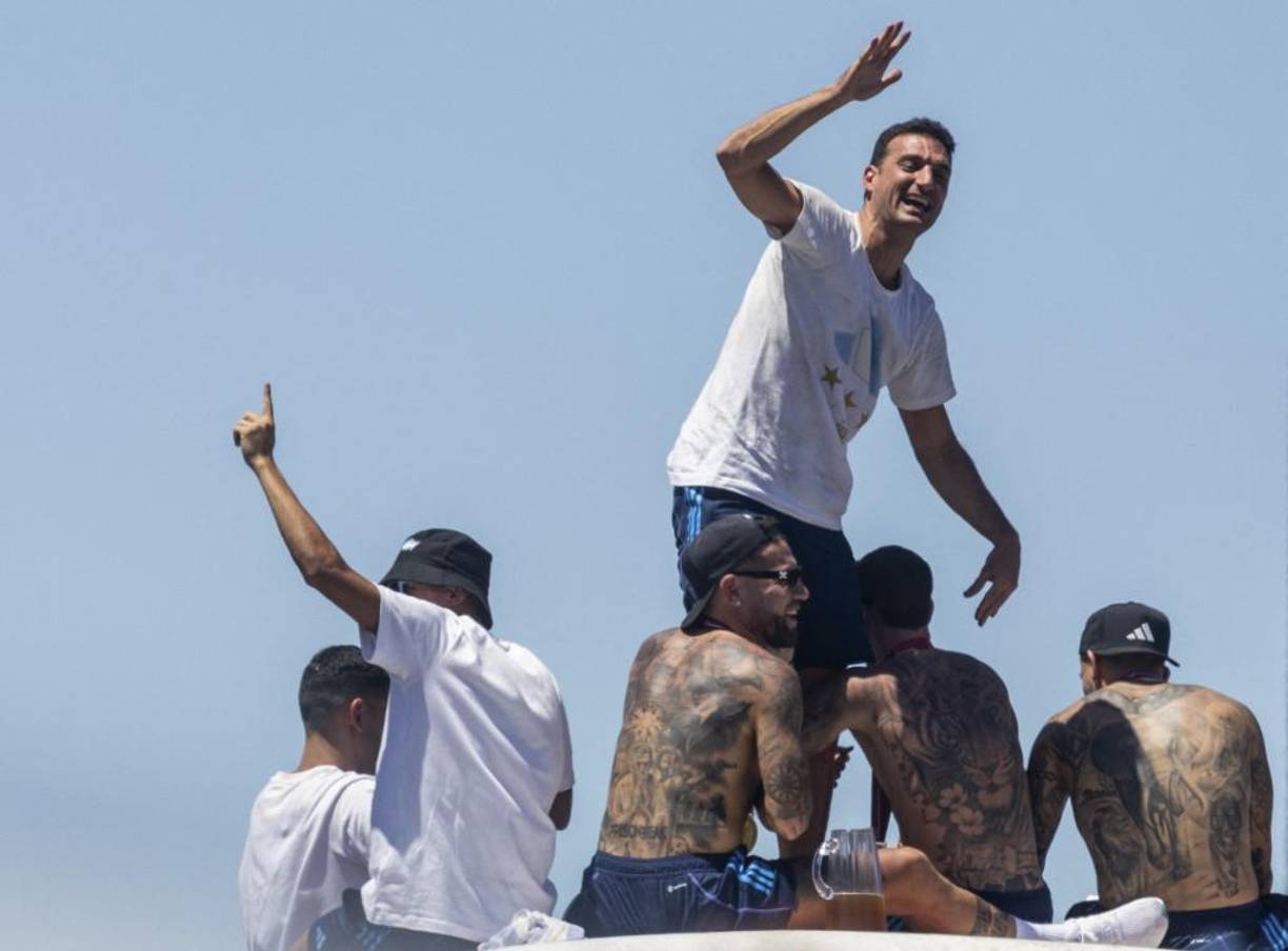 <b>Lionel Scaloni </b>tomó el mando de la Selección Argentina después del <b>caótico Mundial de Rusia 2018 </b>con muchos interrogantes respecto a si tenía la experiencia necesaria para hacerse cargo del representativo nacional y terminó siendo <b>el tercer técnico en la historia en levantar la Copa del Mundo. El Flaco, el Doctor y el conductor de la Scaloneta.</b>