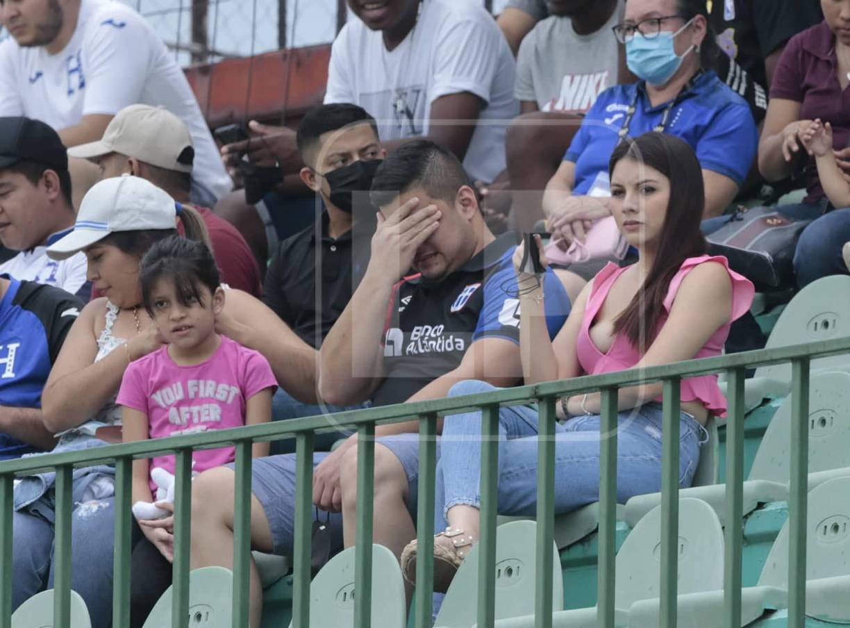 Un aficionado identificado con la camiseta del Olimpia a la par de una bella joven.