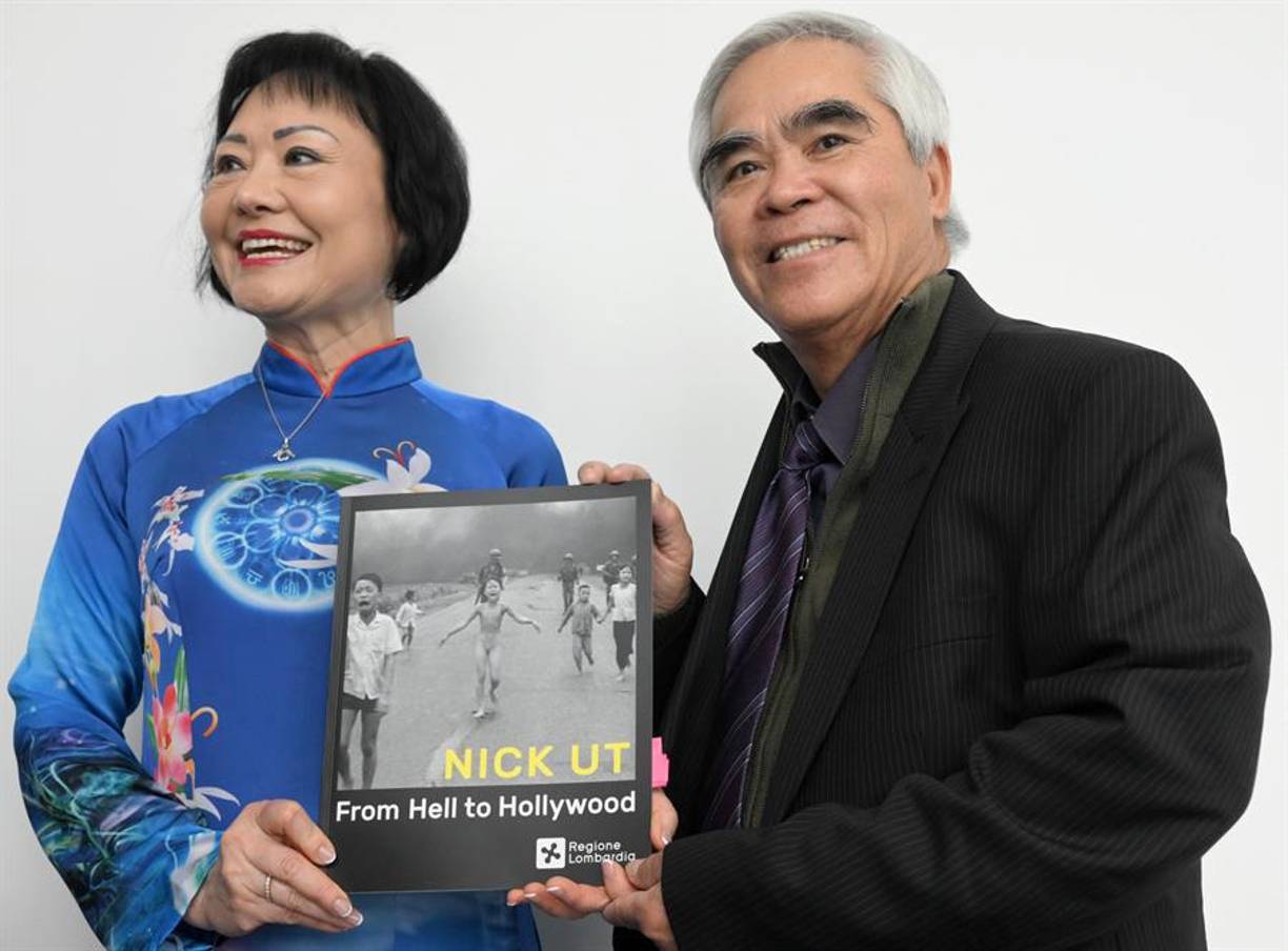El fotoperiodista, con una larga carrera que comenzó a los 15 años cubriendo conflictos bélicos y terminó retratando a artistas de Hollywood, y Phuc, que tenía 9 años cuando le tomaron la famosa foto corriendo y gritando de dolor, se han reunido en Milán 50 años después la famosa imagen.