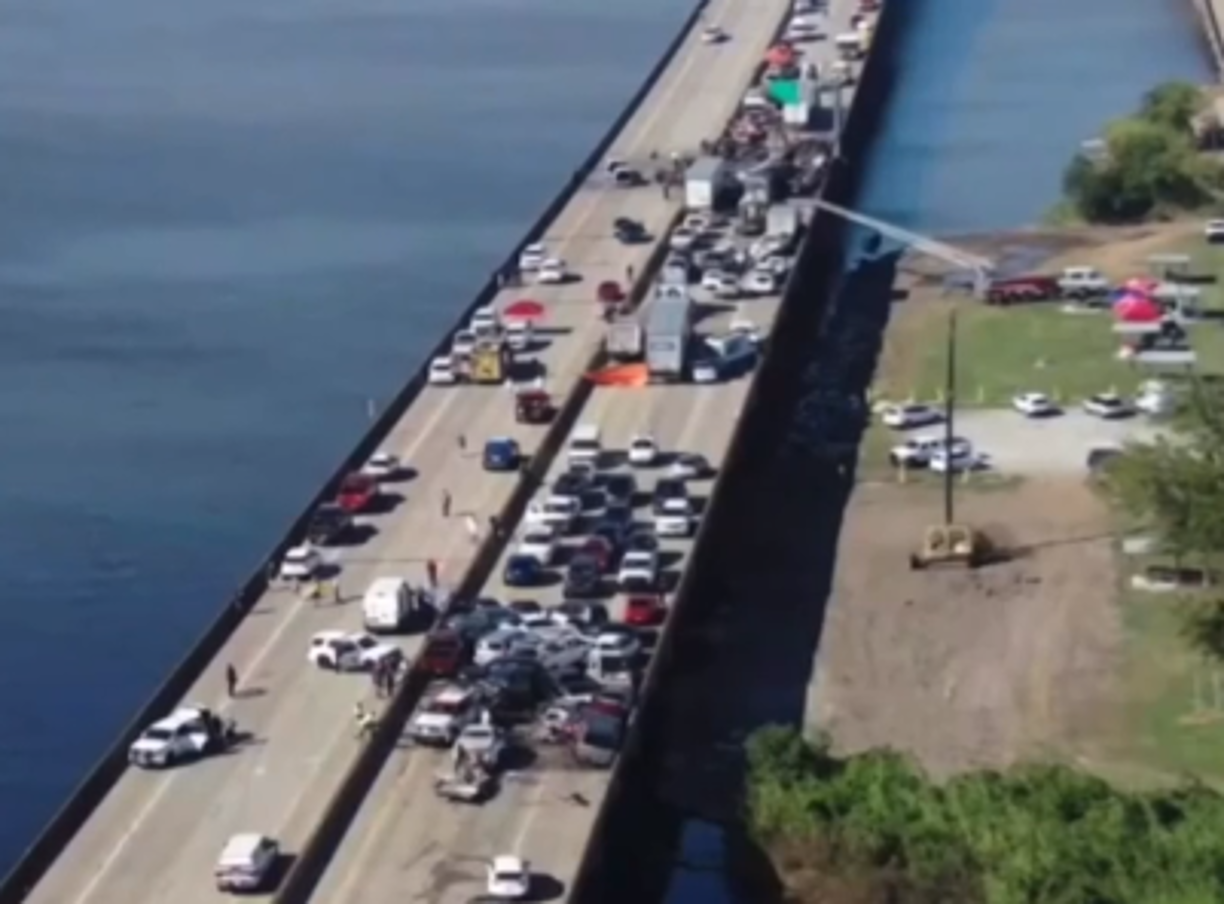 En el accidente estuvieron involucrados cerca de 160 vehículos, según la policía estatal. 