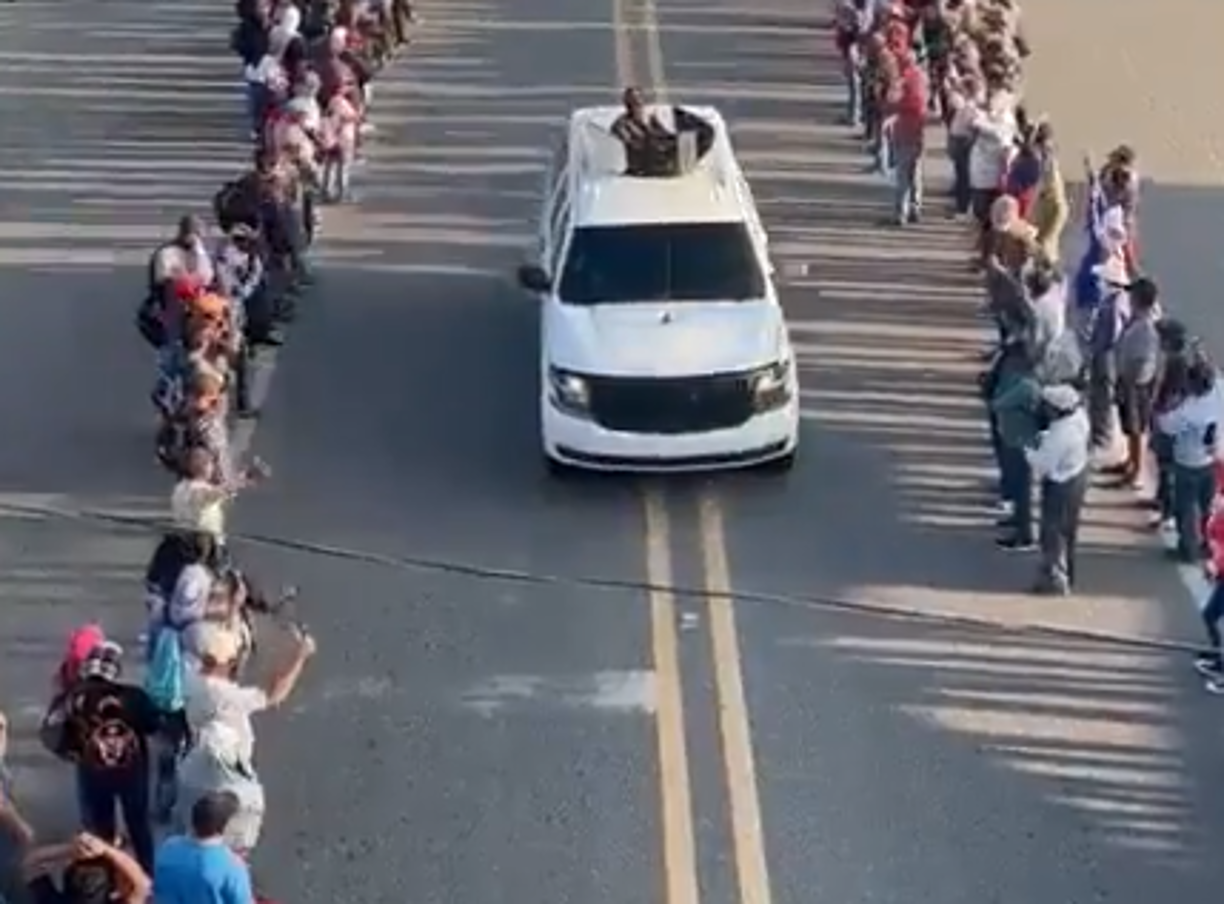 Para estos bloqueos ocuparon camiones de empresarios y transporte público, donde colgaban narcomantas, pidiendo seguridad y la destitución de un general de alto mando del Ejército Mexicano.