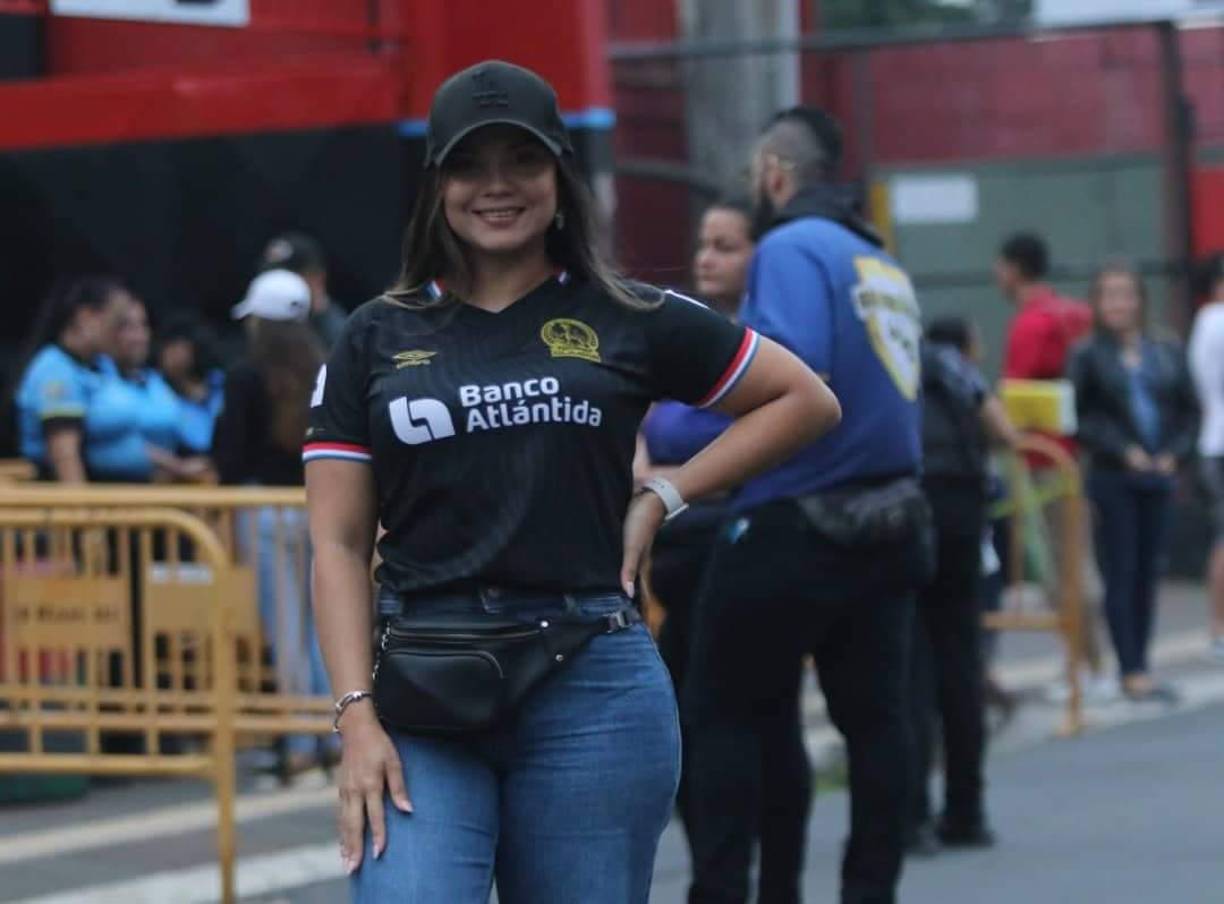 Una hermosa aficionada del Olimpia posando para el lente de Diario La Prensa.