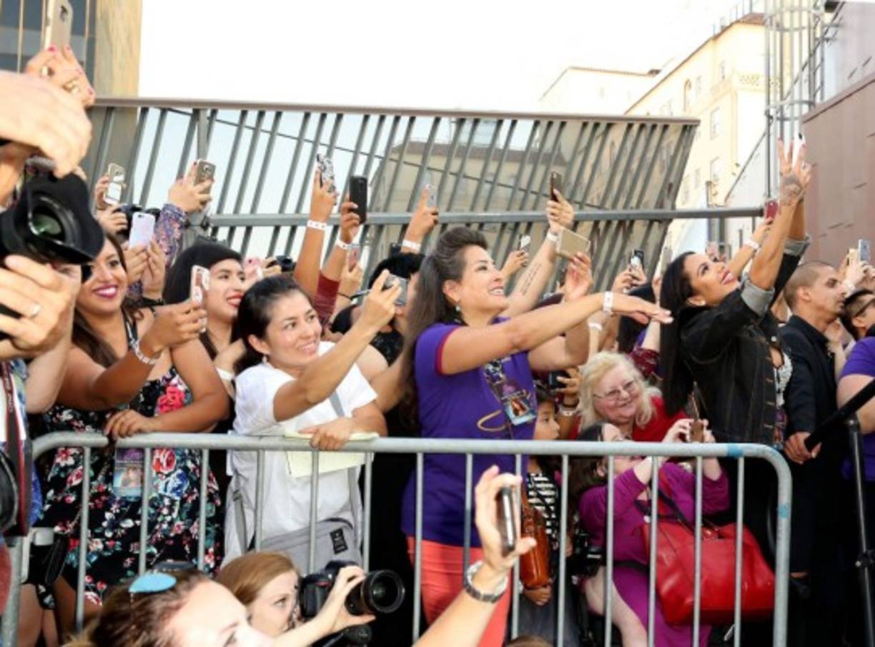 Miles desde ahora podrán tomarse fotos con la cantante fallecida.