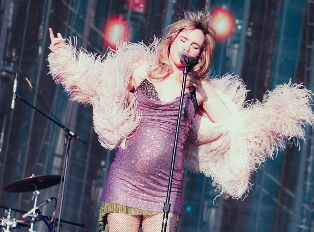 Luego de semanas de rumores, fue finalmente Suki Waterhouse quien reveló la noticia de su embarazo el domingo 19 de noviembre cuando se encontraba presentándose en el Festival Corona Capital de México. Llevaba un minivestido rosa de lentejuelas con botas hasta la rodilla y chaqueta de plumas, mostrando su visible estado de embarazo.