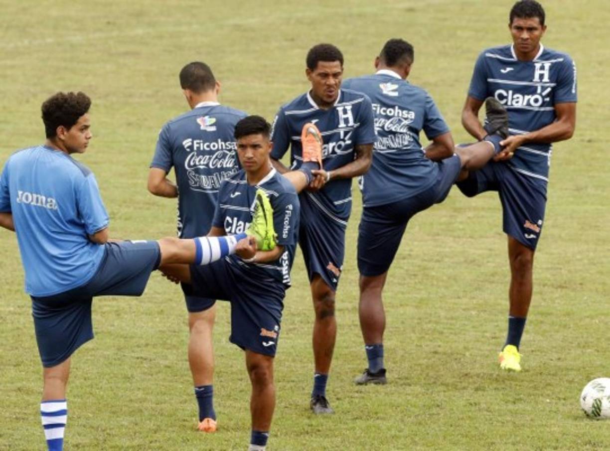 Un invitado (camisa azul celeste) también estuvo en el entrenamiento de la Bicolor.