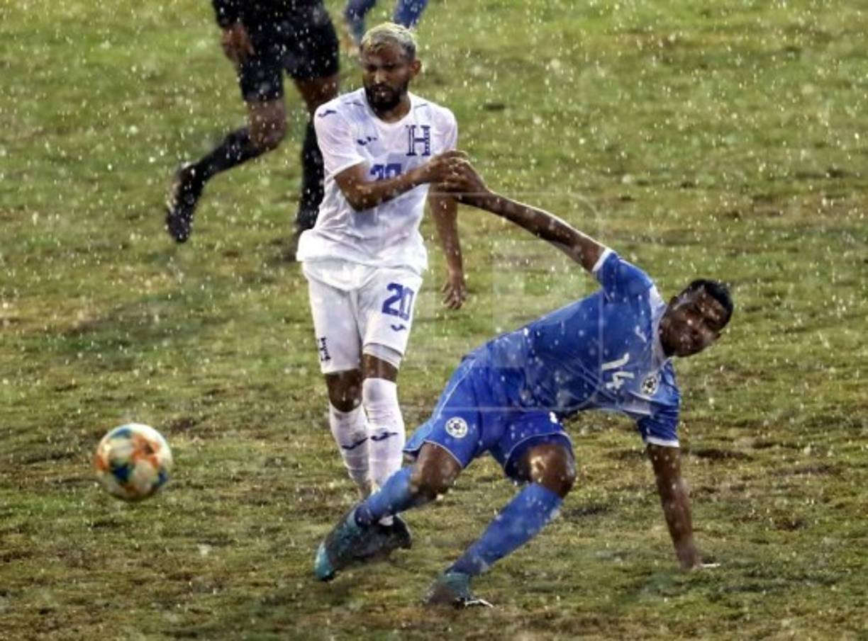 En el segundo tiempo del partido empezó a llover.