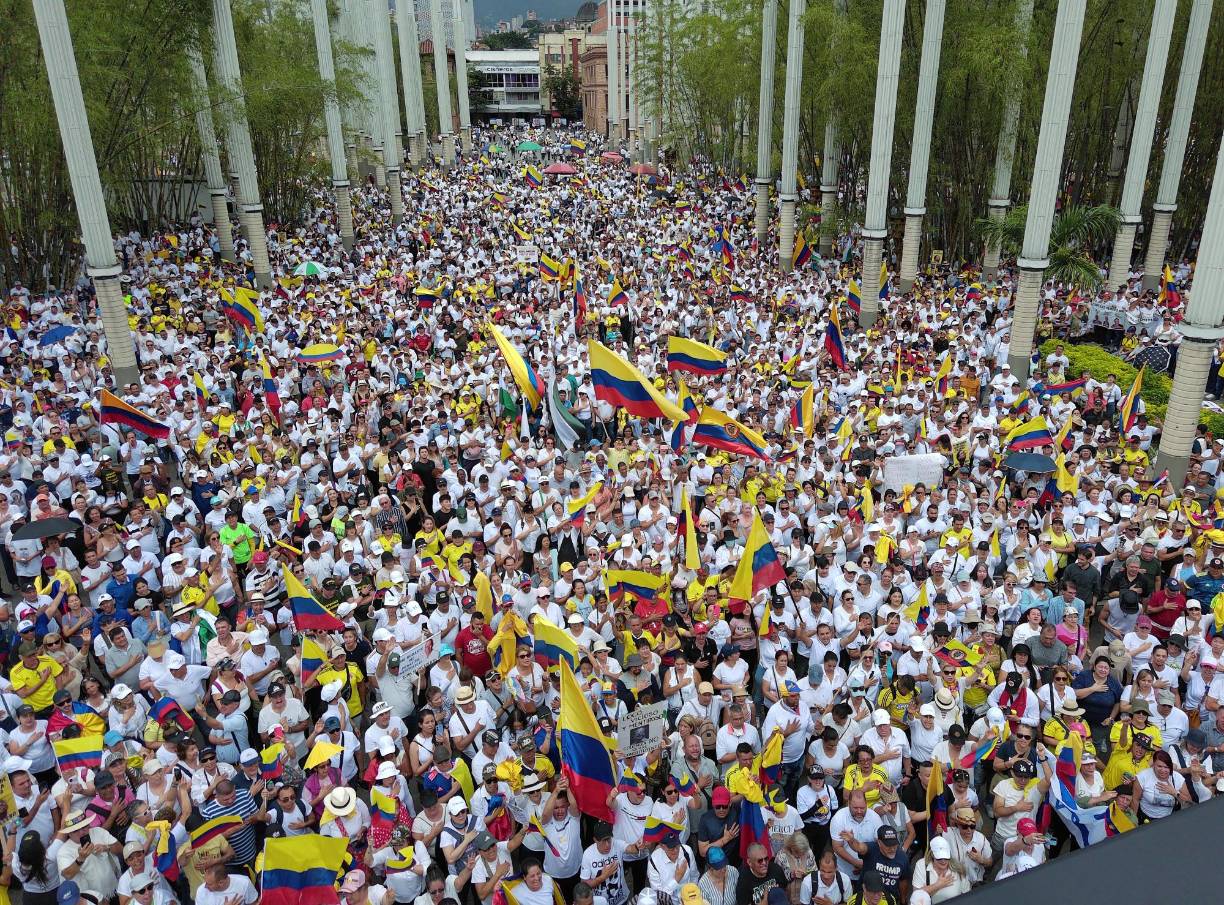 En la mayor demostración de rechazo al presidente colombiano, Gustavo Petro, por la forma como está conduciendo el país, en especial el sector de la salud, miles de personas salieron este domingo a las calles de las principales capitales para exigirle un cambio de rumbo y que los escuche.