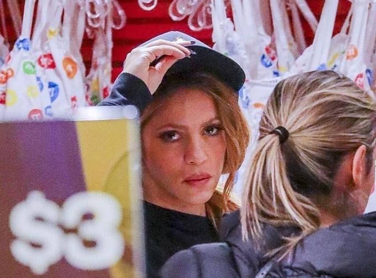 Pero eso no fue todo, sino que al detenerse a charlar con una persona desconocida, rompió en llanto, parecer ser que la plática tocó su corazón, pues de inmediato su cara mostró tristeza y dolor.