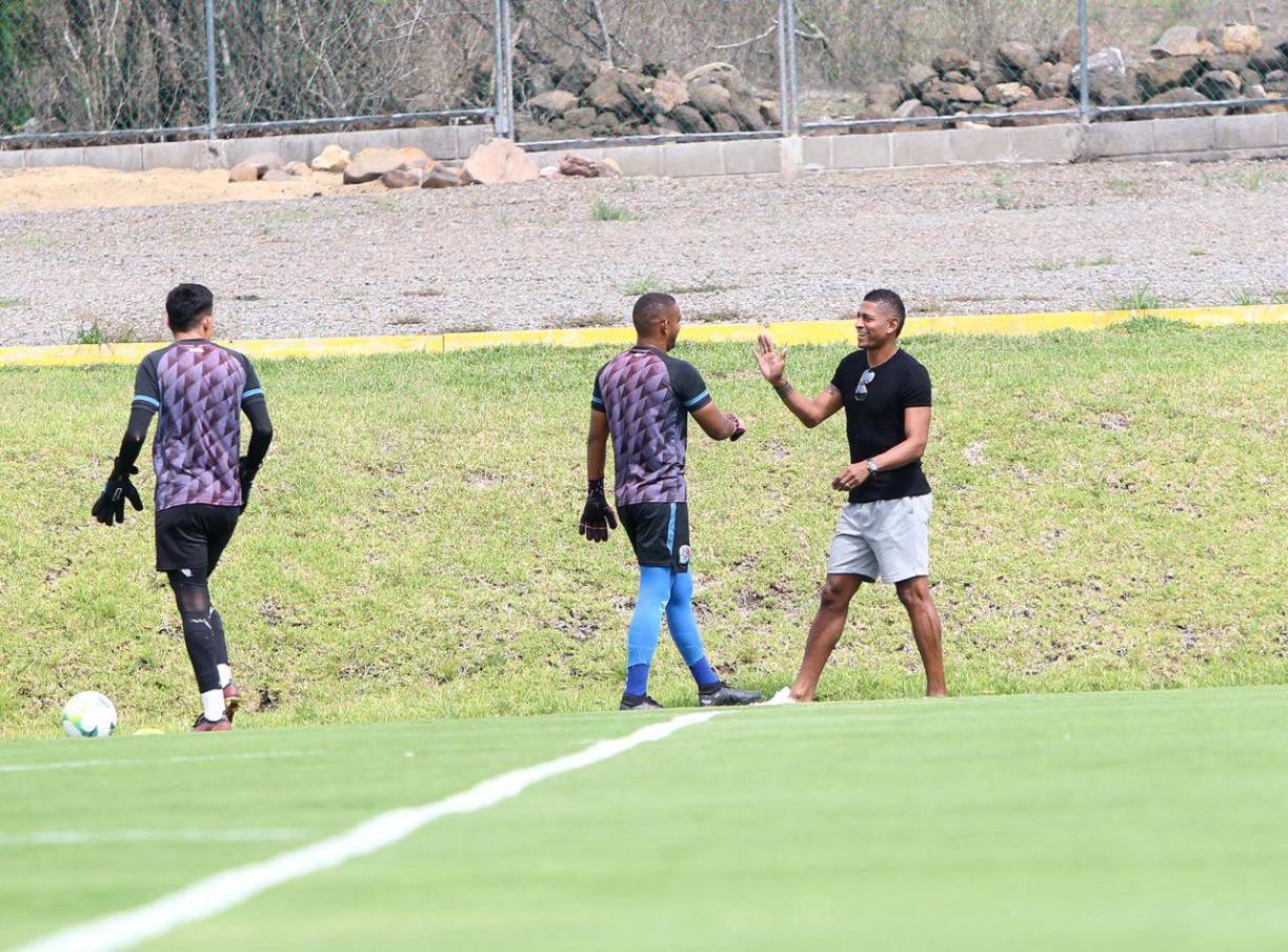 Carlo Cosly saludó a varios futbolistas de la plantilla durante su entrenamiento.
