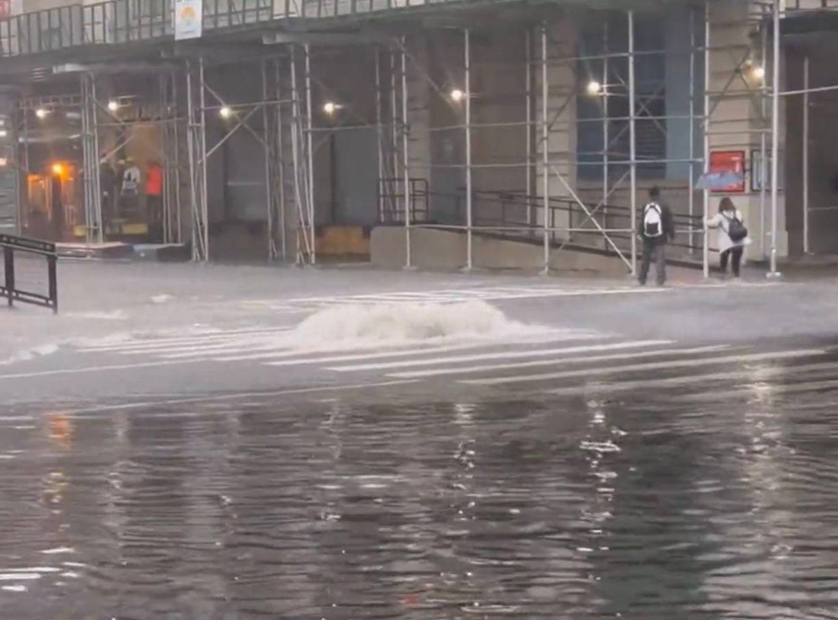 El aeropuerto de La Guardia anunció, por su parte, que todos los accesos a la Terminal A están “actualmente cerrados”. 