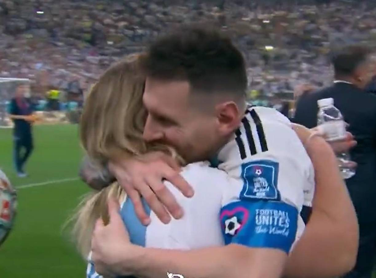 La emoción de Messi y que a la dama no se le miraba la cara, colaboraron para que la confundieran con doña Celia.