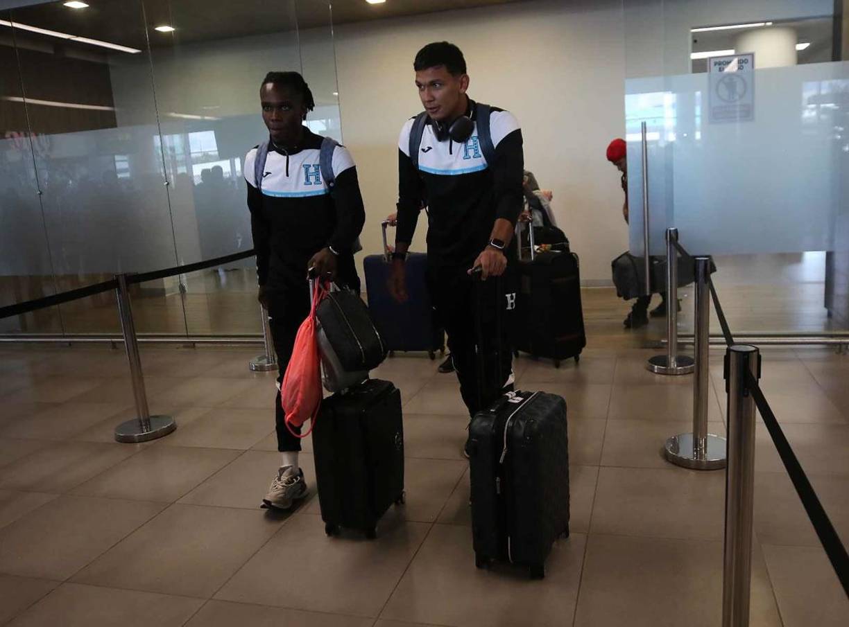 Los motagüenses Román Rubilio Castillo y Luis Vega a la llegada de la Bicolor a Comayagua.