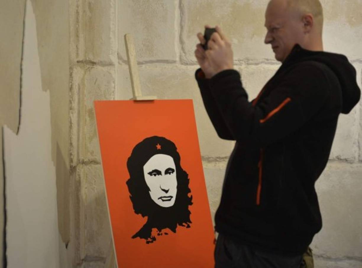 Cientos de personas asistieron a la exposición en Serbia, que ilustraba a Putin como un héroe de todas las nacionalidades y de todos los tiempos.