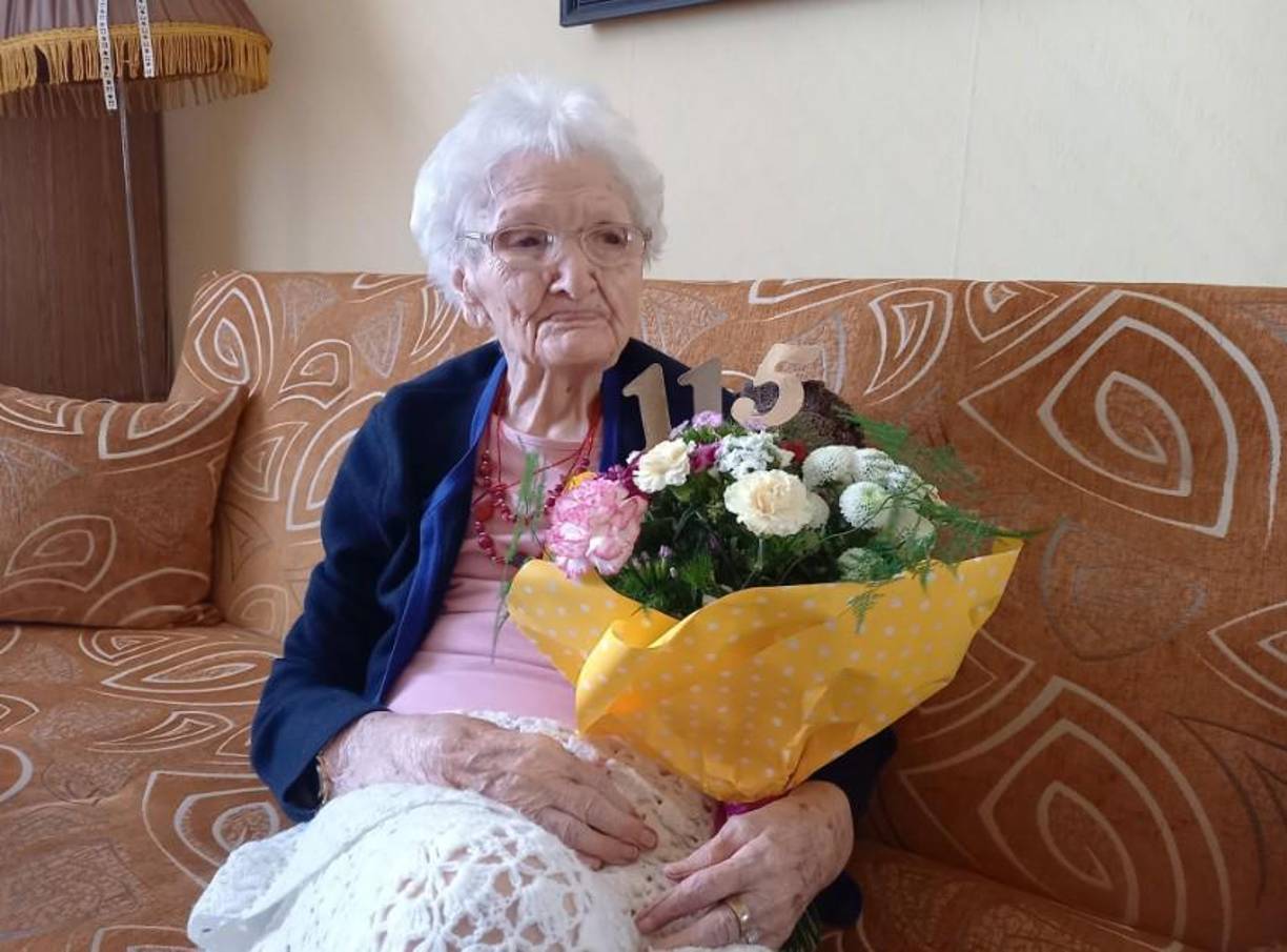 Juniewicz nació en 1906 en Krupsko, un pueblo de la región de Leópolis (actualmente en Urania), que en esa época era parte del Imperio austrohúngaro.