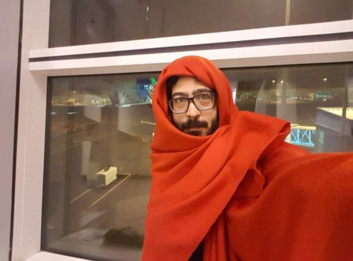 La guerra en Siria estalló en el 2011 y hasta el momento más de 400,000 personas han perdido la vida según la última estimación de la ONU en 2016 y millones están siendo desplazadas, situación que Hassan lamenta profundamente.<br/>