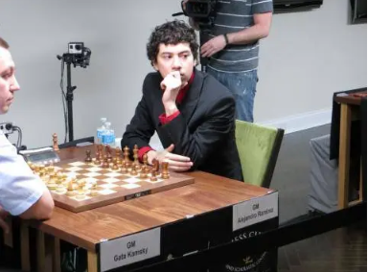 “Estas cuentas eran de presuntas víctimas mucho más jóvenes. Vi evidencia alarmante incluidos mensajes de textos que admitían el abuso de una menor mientras él la entrenaba, así como un mensaje de texto a una presunta víctima sobre ser una ‘tentadora’ menor de edad”, agregó.