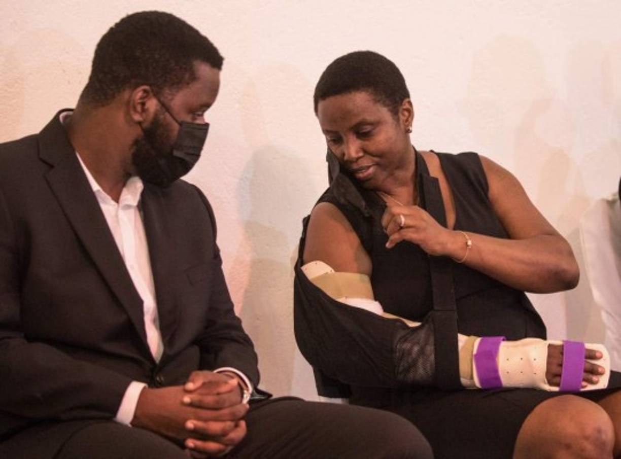 “Solo los oligarcas y el sistema podía matarlo”, asegura Moise, que habló con el periódico estadounidense en Florida con la condición de que no se revelara su paradero exacto. En la entrevista, la primera dama haitiana dijo que está considerando seriamente postularse a la Presidencia una vez que se someta a más cirugías en el brazo herido, que cree que es posible que nunca pueda volver a utilizar.