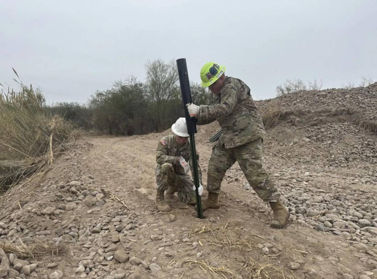 El Pentágono añadió que “comenzará a ayudar en la construcción de barreras físicas temporales y permanentes para agregar seguridad y reducir los cruces fronterizos ilegales y el tráfico ilícito”.