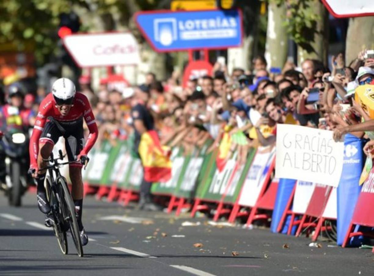 CICLISMO. Pedaleando en España. El ciclista español Alberto Contador recorre la decimoséptima etapa de la Vuelta a España, etapa con salida en Villadiego (Burgos) y llegada en Los Machucos (Cantabria), con un recorrido de 180.5 kilómetros.