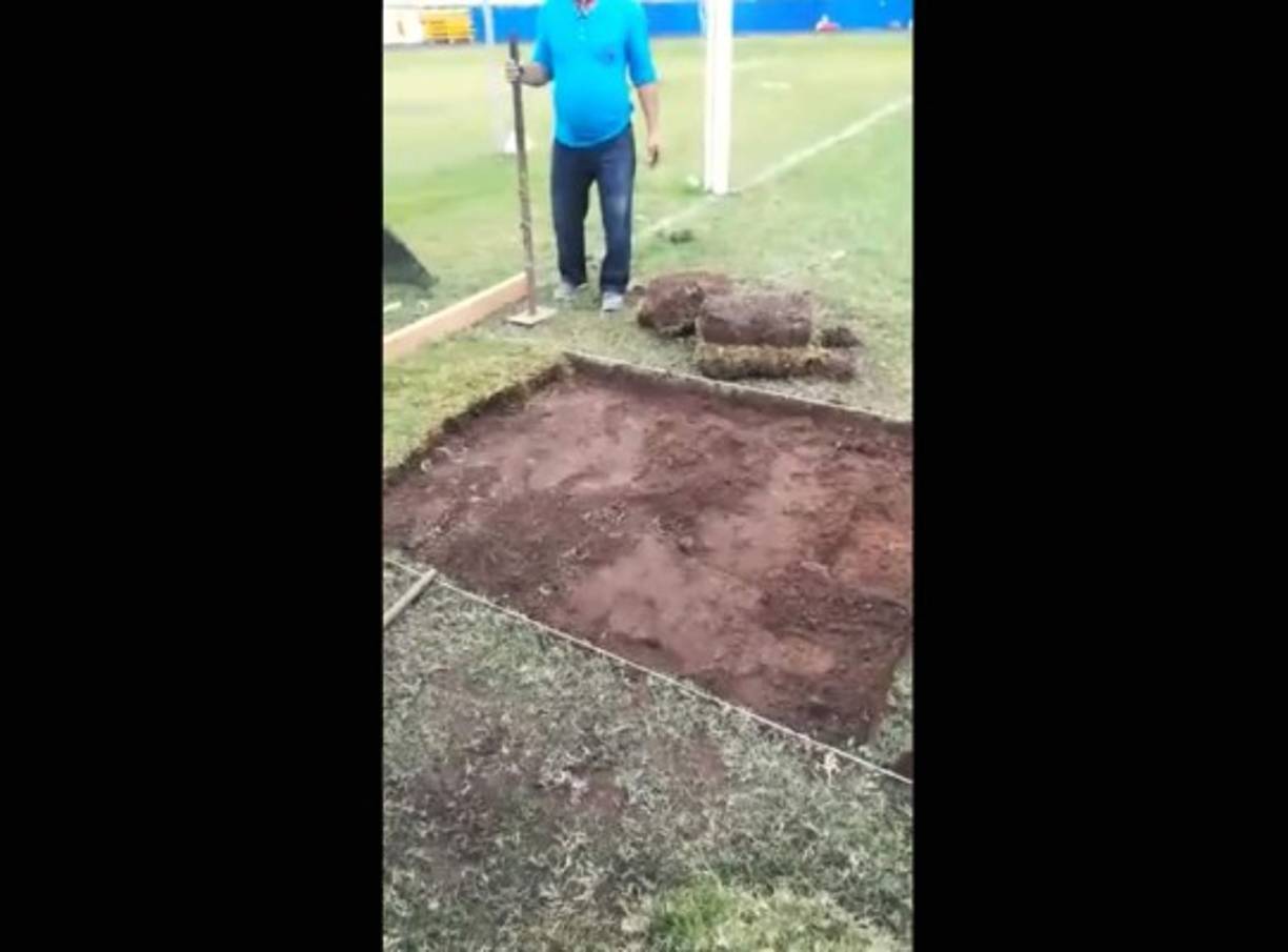 La grama del estadio Nacional sigue en malas condiciones y le hacen algunos retoques para intentar mejorarla en este campeonato Apertura 2021.