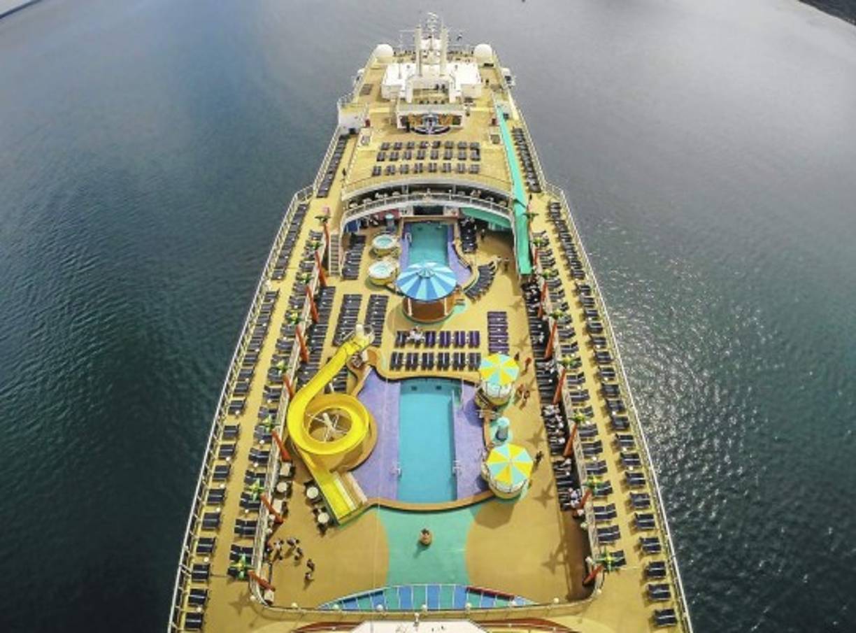 Una vista hermosa del primer crucero que atraca en Trujillo. Después de la caravela de Cristóbal Colón en 1502, quien en su cuarto y último viaje tocó tierra firme por primera vez, la llegada del Norwegian Jewel es el acontecimiento de la nueva era, más importante para Trujillo.