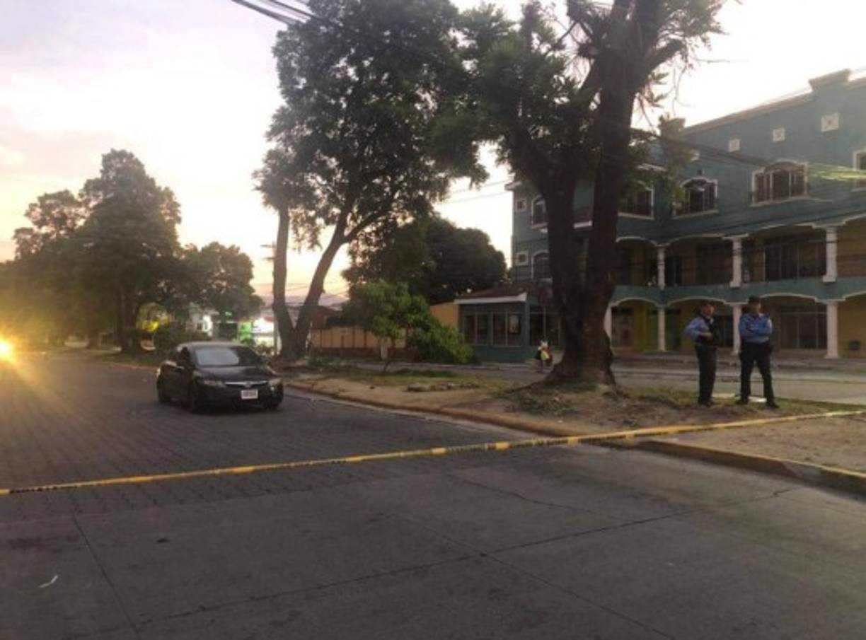Fotografía tomada a las 6:00 am. En ese entonces aún no habían llegado familiares del joven.