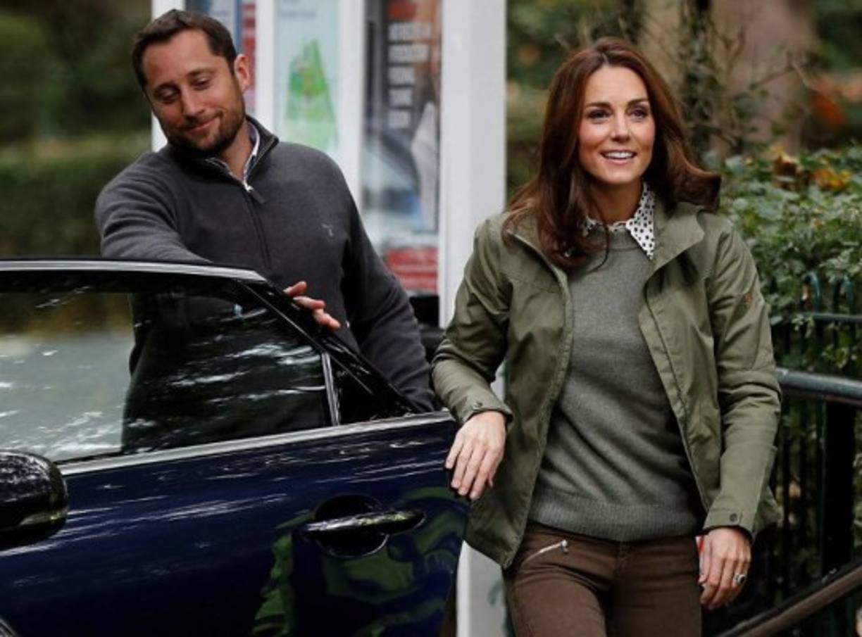 Este martes la duquesa de Cambridge volvió oficialmente a sus deberes reales después de su licencia de maternidad por su hijo el príncipe Louis Charles Arthur.<br/>