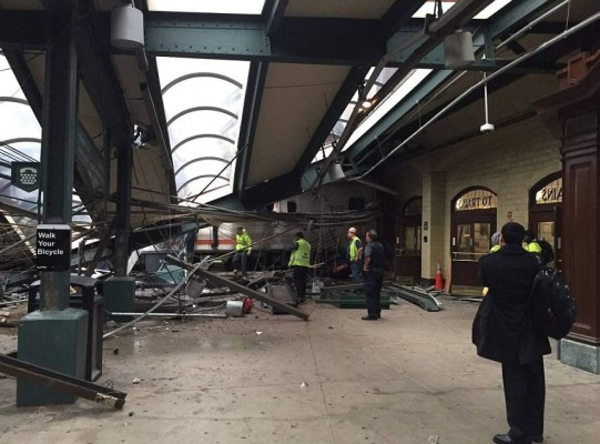 El tren no logró detenerse al ingresar a la estación y terminó chocando contra la plataforma.