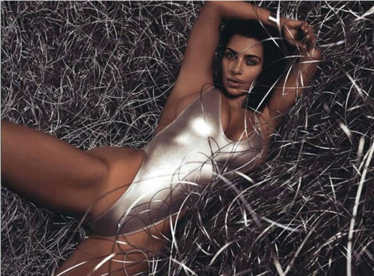 Kim ha acumulado esa cantidad gracias a su participación en el reality Keeping Up With The Kardashians, a sus post en Instagram (red social en la que acumula más de 87 millones de seguidores), a sus aplicaciones móviles y a multitud de contratos publicitarios para conocidas marcas del mundo de la moda y la belleza.