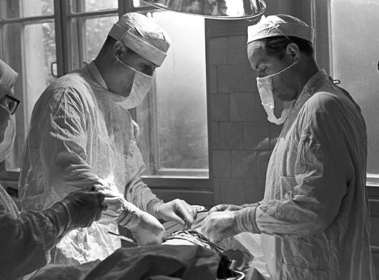 Vladímir Démijov, científico ruso, en 1937 desarrolló el primer corazón artificial total y lo implantó en un perro. 30 años después se realizaron experimentos en humanos.