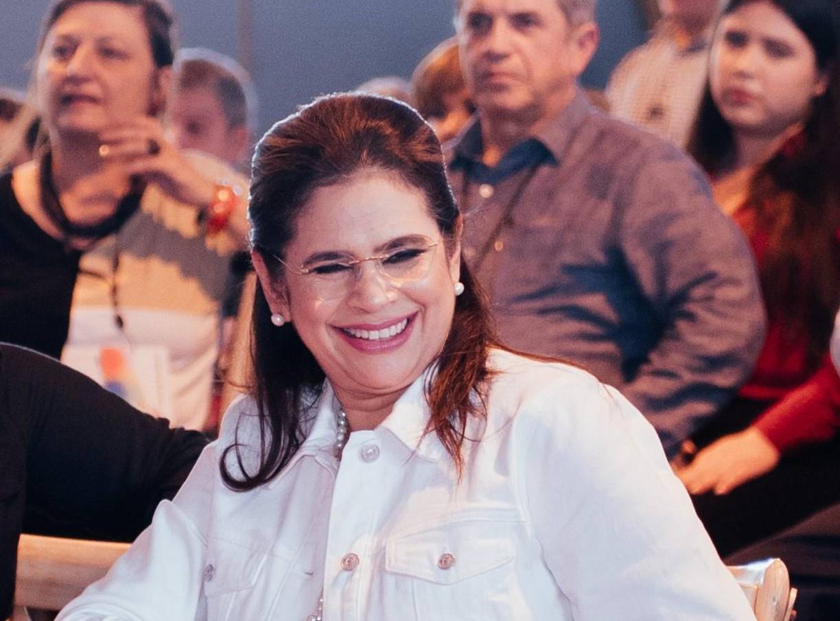 Moncada tiene 59 años y es abogada de profesión. Ha fungido en varios puestos dentro del aparato estatal. Ha sido ministra de Trabajo, gerente de la Enee y concejal del Consejo Nacional Electoral (CNE). Su cargo más reciente fue al frente del Ministerio de Finanzas en el gobierno de Xiomara Castro. 