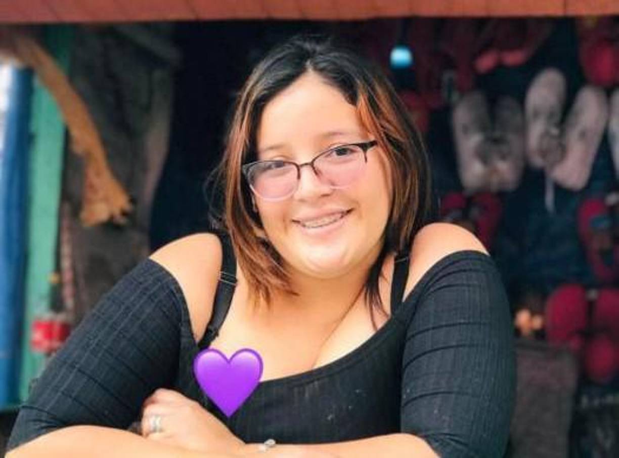 Las autoridades policiales llegaron a la escena del crimen para levantar pesquisas, mientras un equipo de Medicina Forense levantó el cuerpo sin vida de Keylin Guzmán. 