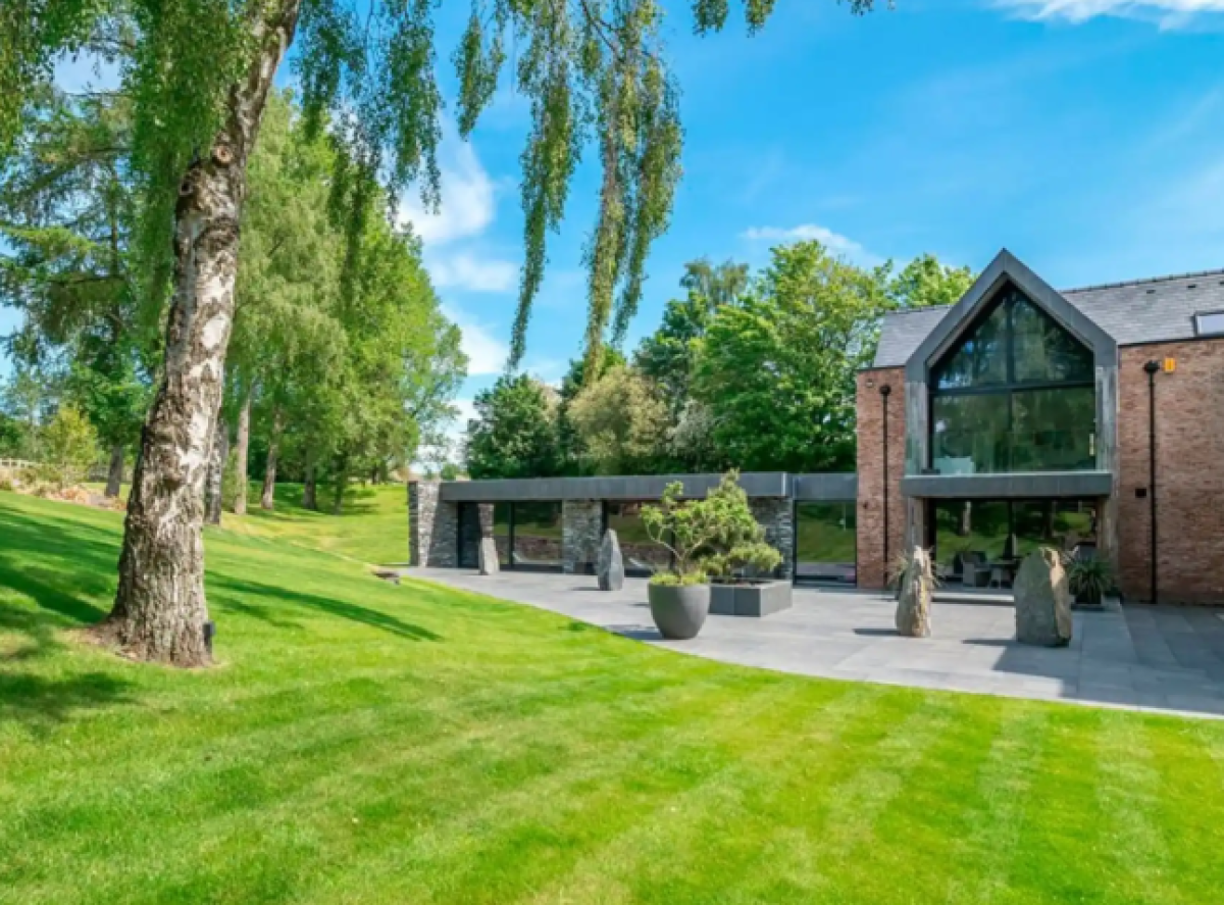 La mansión de lujo de CR7 cuenta con varias terrazas con vistas hacia el enorme espacio verde que rodea el hogar.