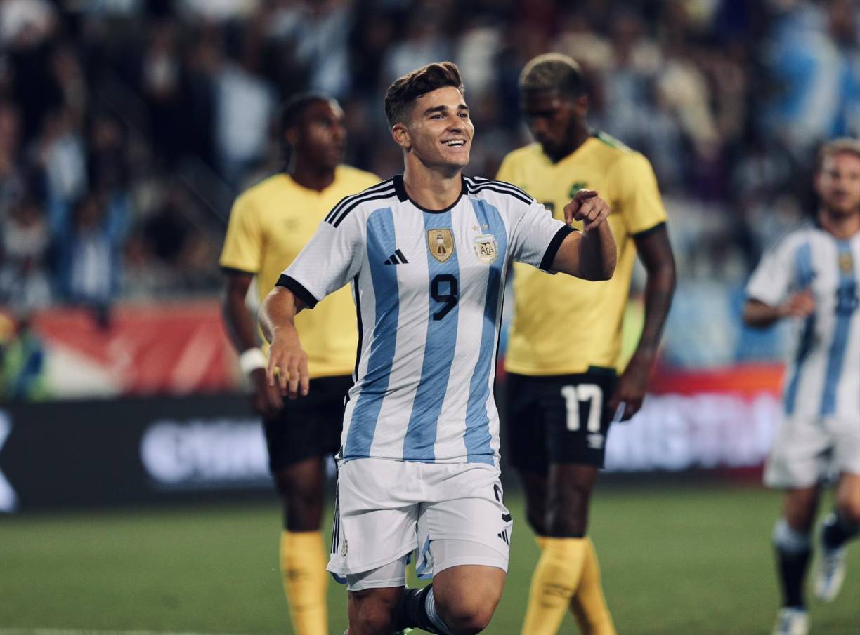 El PSG envió una primera oferta para hacerse de los servicios de Julián Álvarez, que quiere marcharse del Manchester City. La pelea de los parisinos con el Atlético de Madrid.