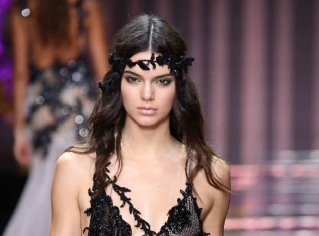 Ella es hija de la mediática Caitlyn Jenner (antes conocida como Bruce Jenner) y hermanastra de las Kardashian.