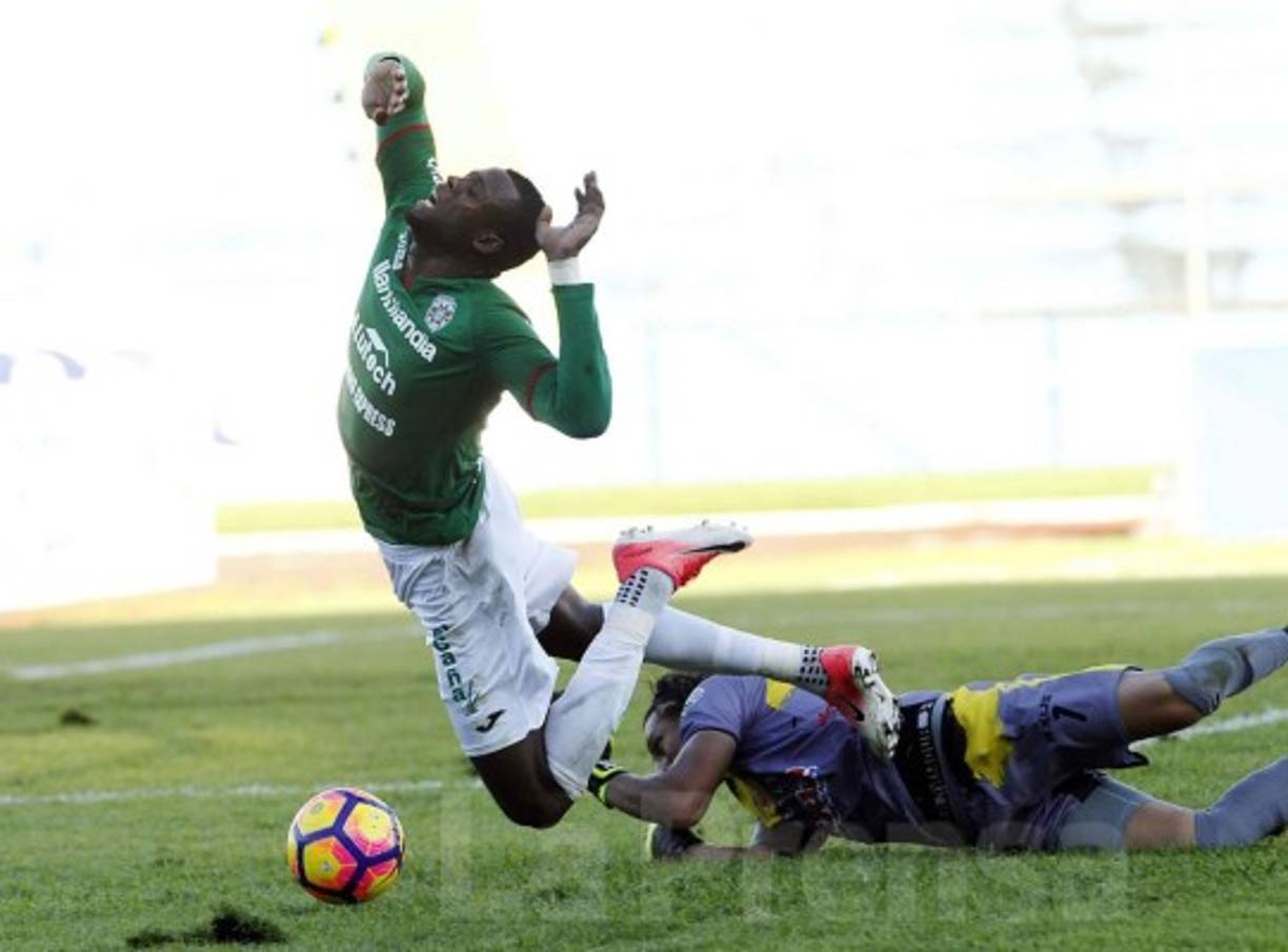 La falta fue inexistente, pero el árbitro pitó el penal.