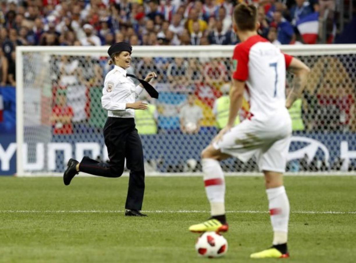 En el segundo tiempo, el partido fue interrumpido por varios invasores que entraron al campo.