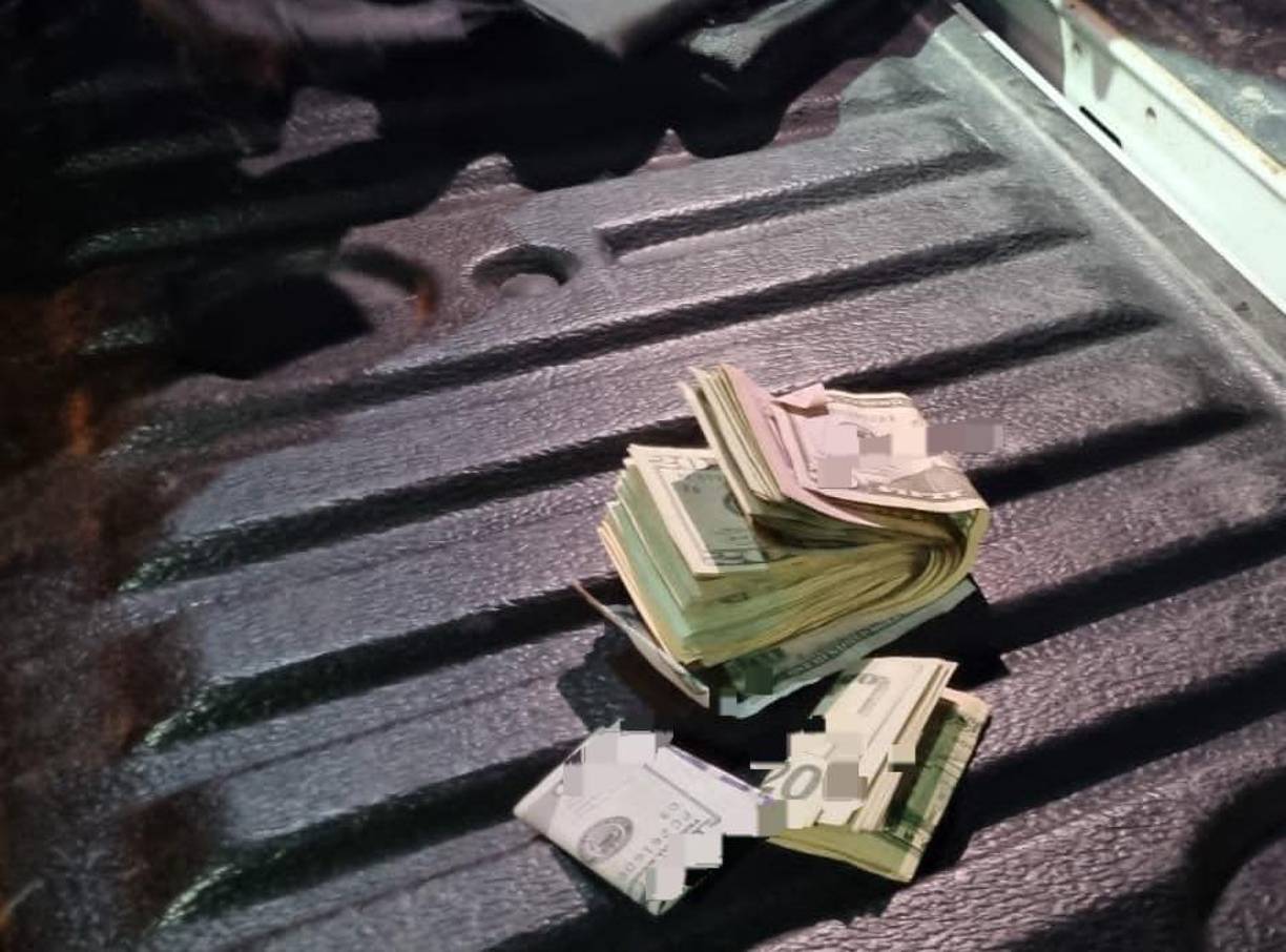 En ese momento fueron detenidos y se procedió al decomisó de los dólares.