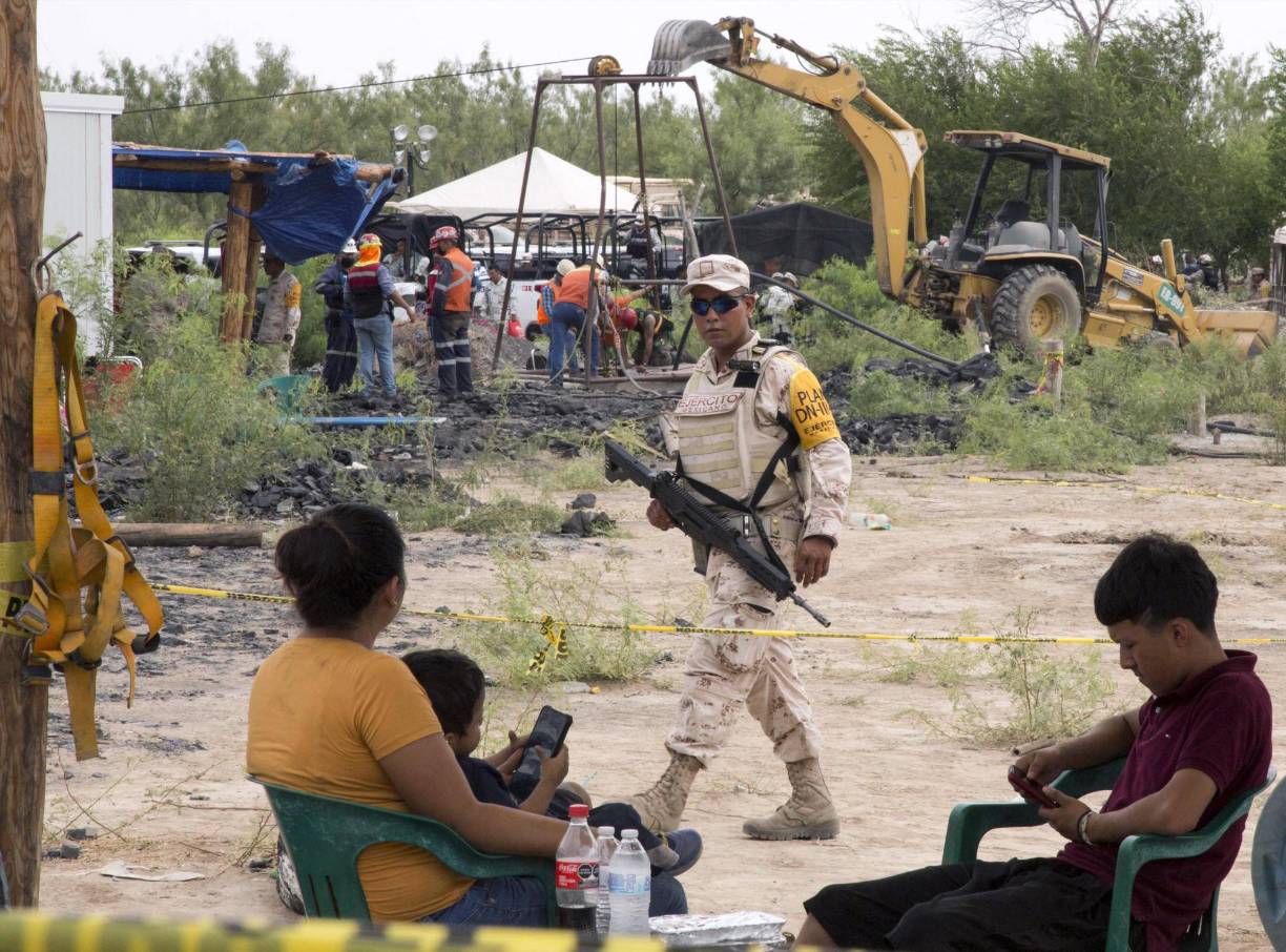 Sin embargo, la inmersión a través de un pozo recién se llevaría a cabo a mediados de esta semana, según un diagrama del Ejército presentado en la conferencia presidencial.