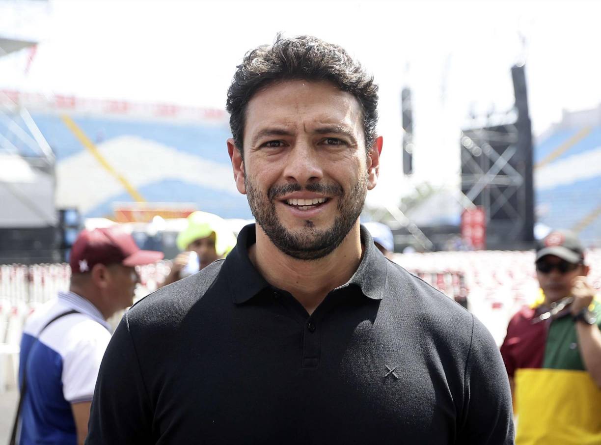 Andrés García, gerente de En Vivo Producciones, confirmó que los portones del estadio Francisco Morazán estarán abiertos a partir de las 5: 00 pm.“Vamos a abrir portones a las 5 en punto, hagan su fila y vengan temprano, es importante que ubiquen dónde es su ingreso para que no hagan doble fila”, aconsejó García. 