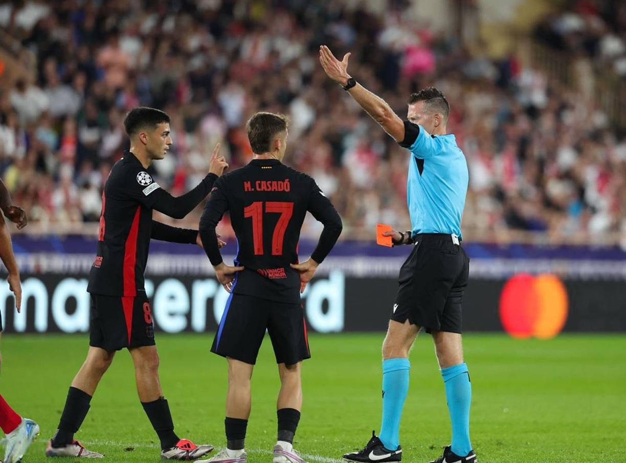 Los jugadores del Barcelona reclamaron al árbitro por la expulsión de Eric García.