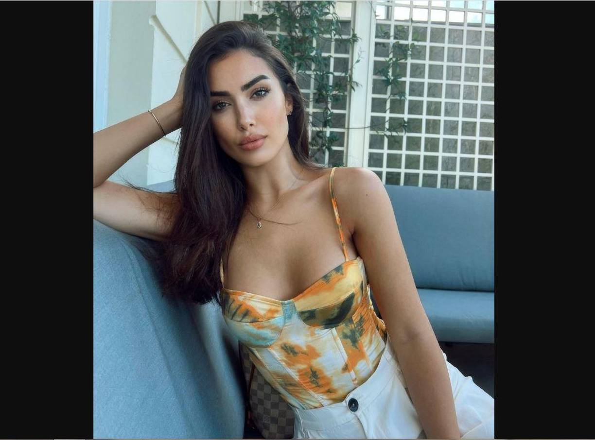 Natural de San Sebastián, pero con raíces marroquíes, estudió Administración y Dirección de Empresas y vio con el título de ‘Miss Universo Spain’ su sueño más anhelado cumplido.