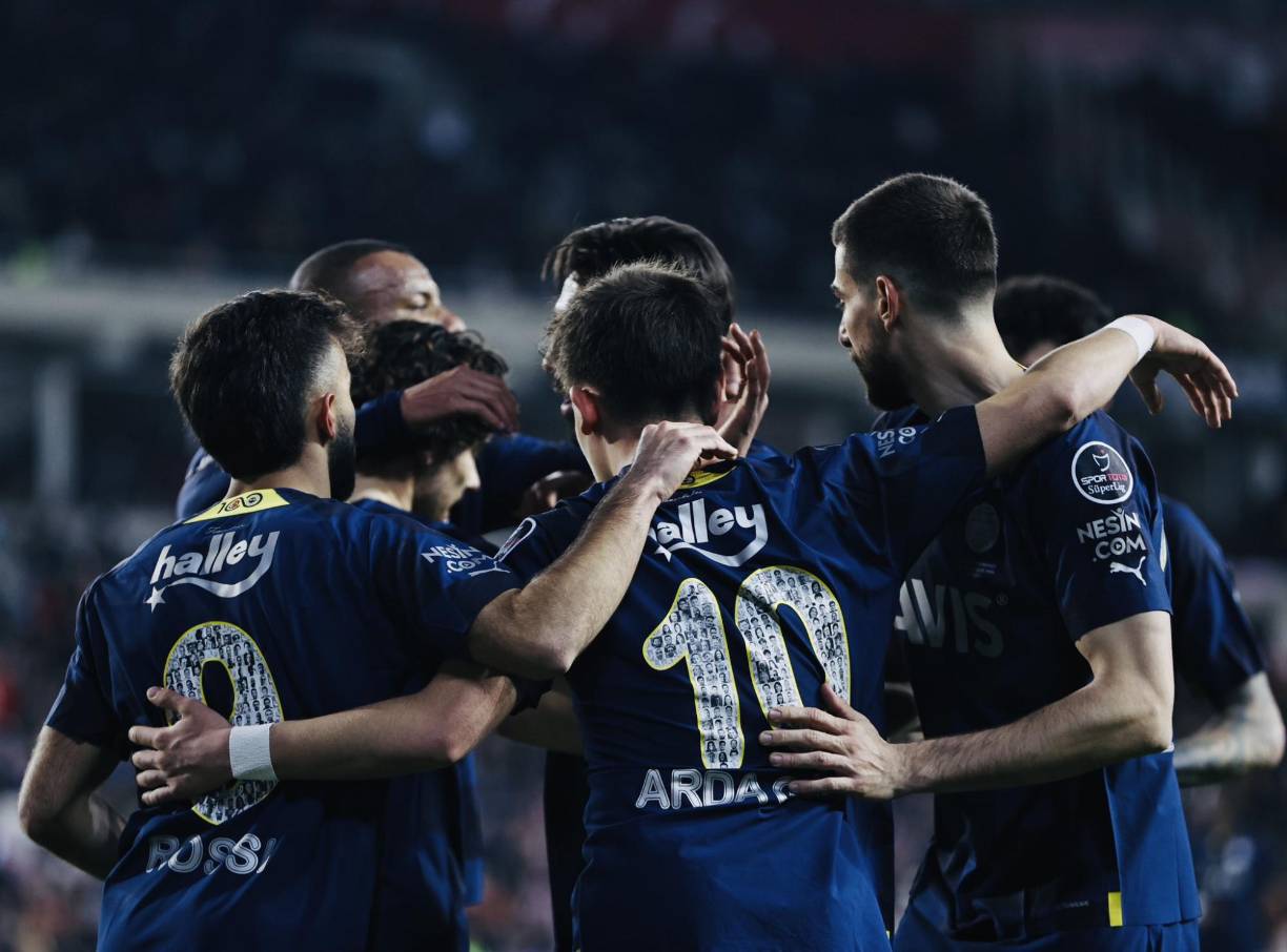 1. Fenerbahce de Turquía: Actualmente se encuentra en el segundo lugar de la liga local con 67 unidades, tres por debajo del histórico Galatasaray.